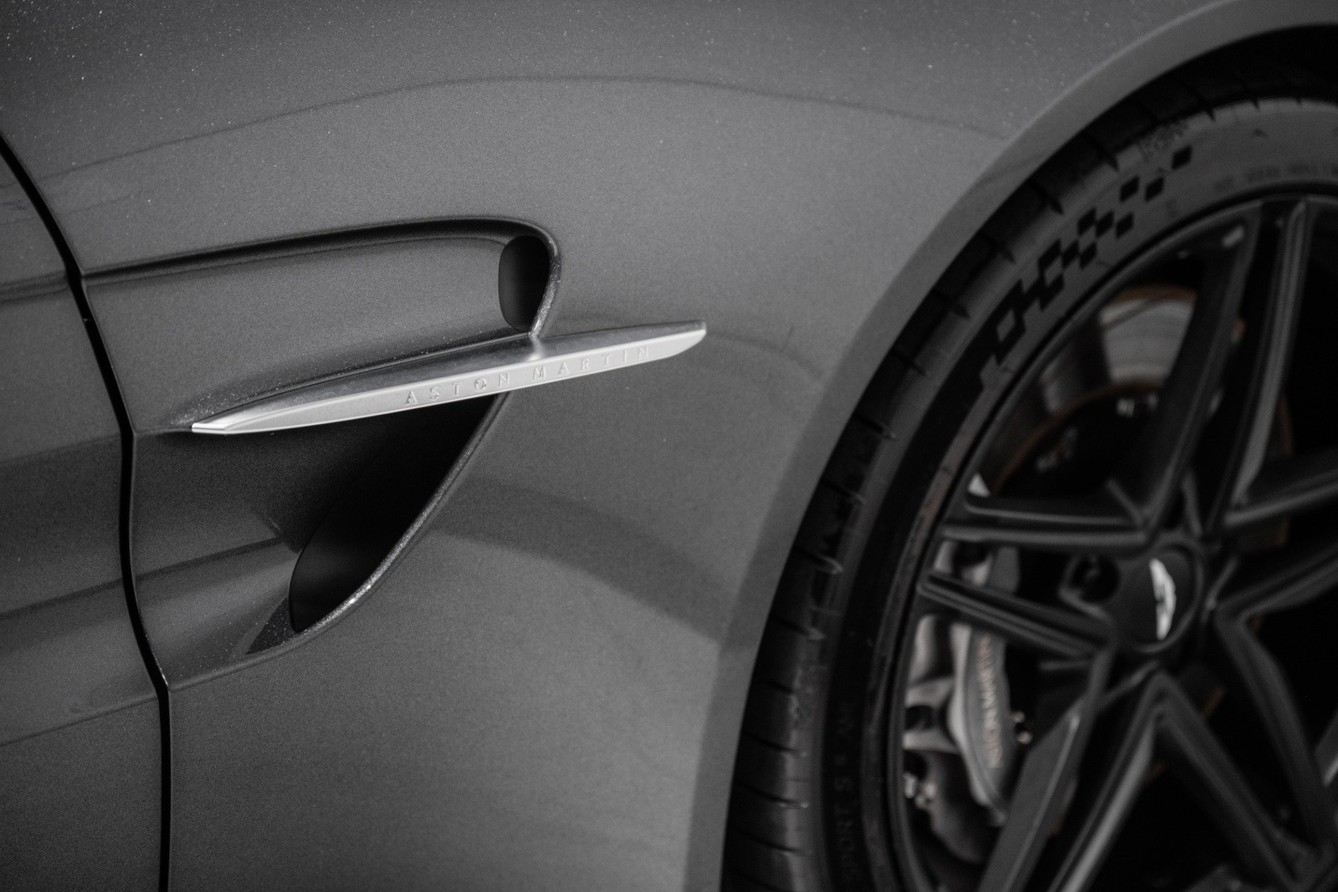 Used 2025 Aston Martin V8 Vantage Coupe RWD image 9