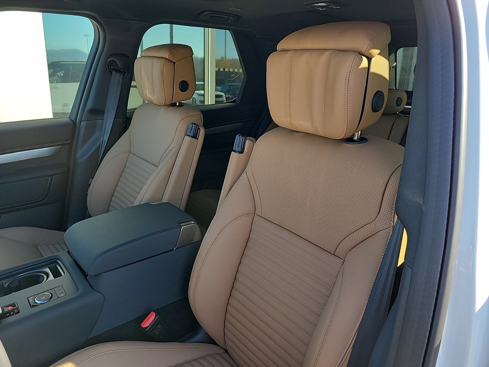 Certified 2025 Land Rover Discovery Dynamic SE AWD/4WD image 24