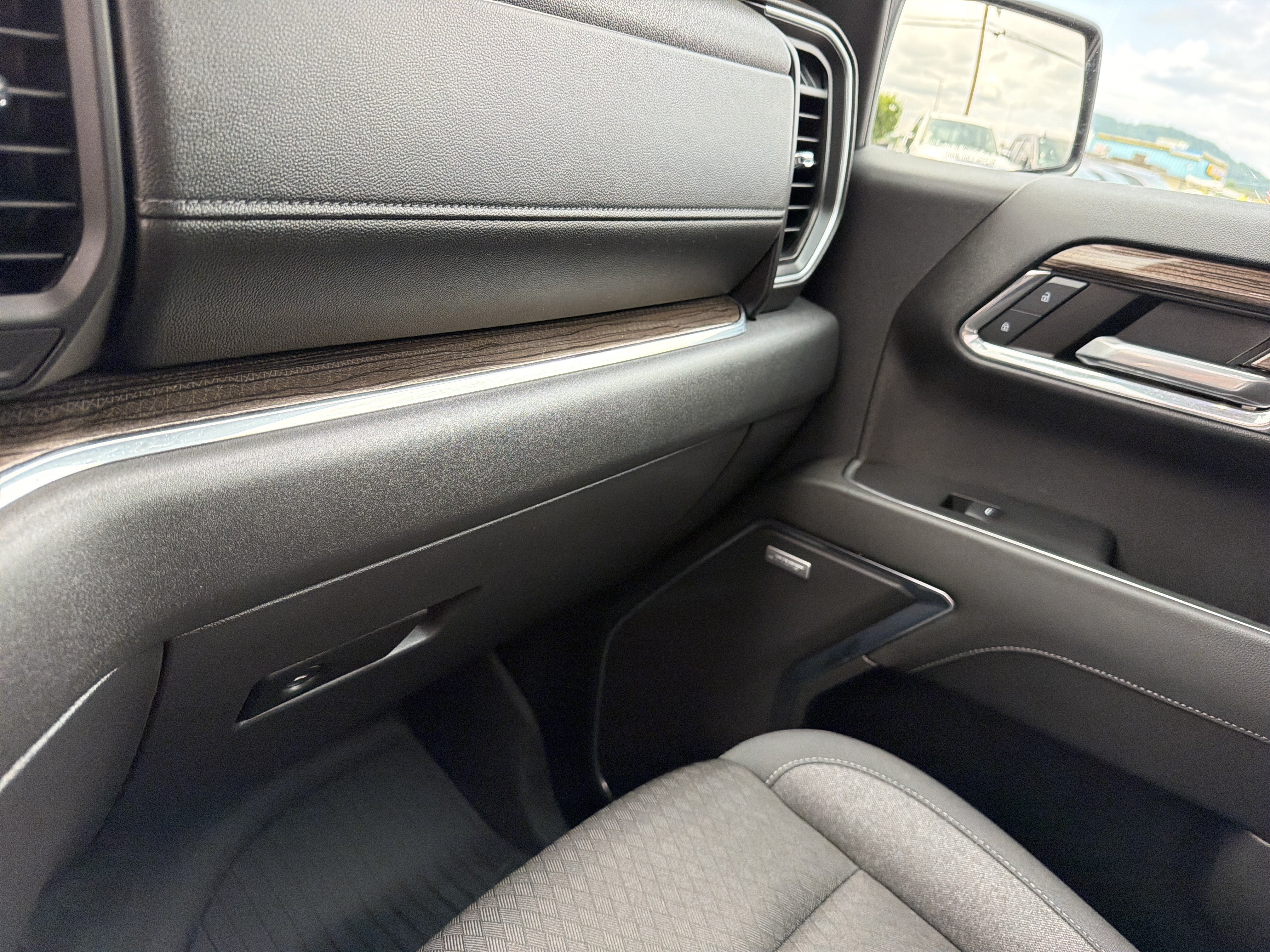 Used 2024 Chevrolet Silverado 1500 LT Trail Boss w/ Convenience Package II AWD/4WD image 24