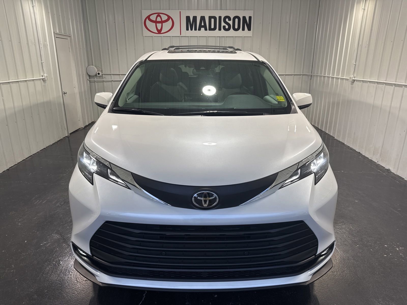 New 2026 Toyota Sienna XLE FWD image 5