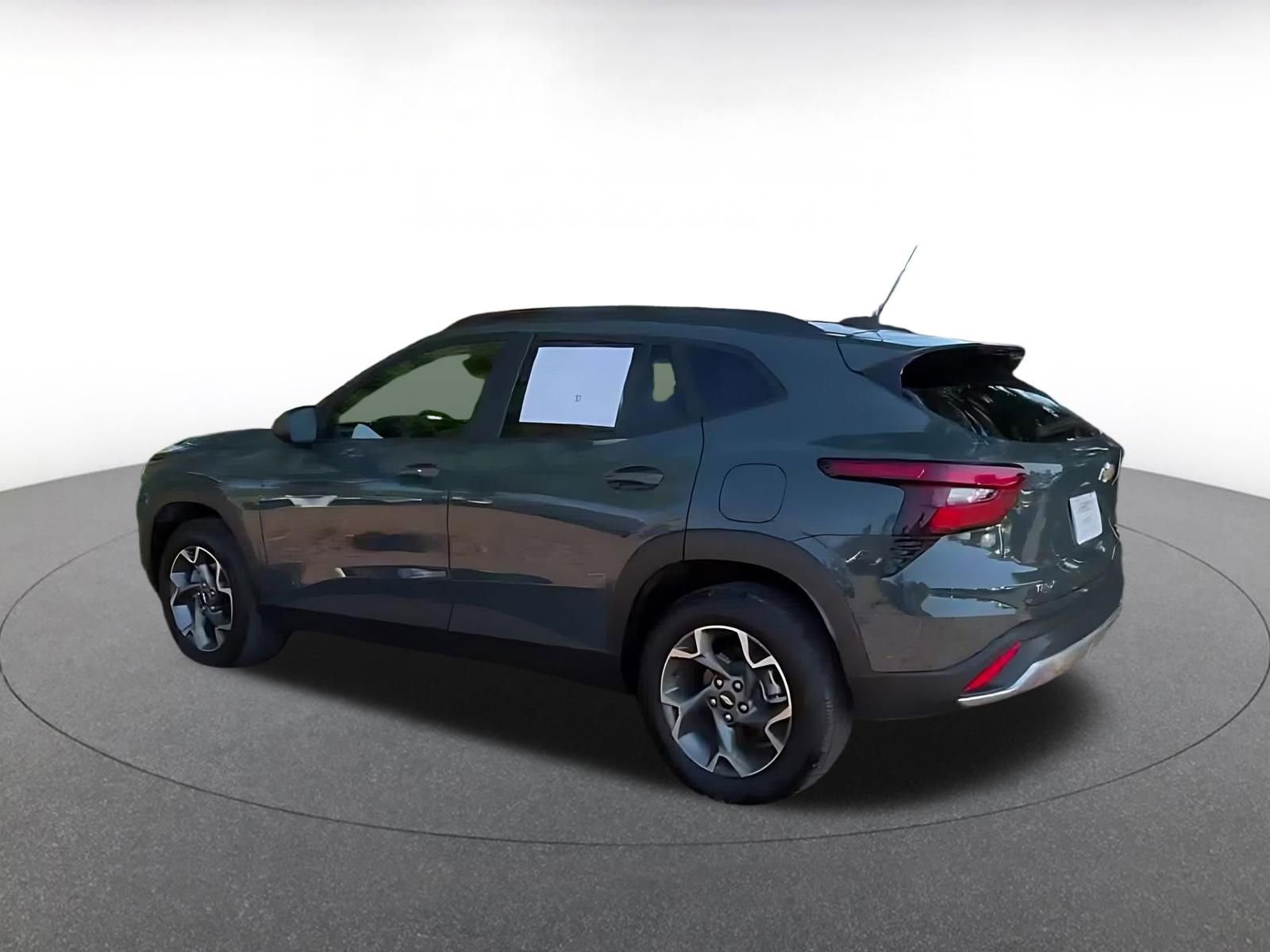 Used 2025 Chevrolet Trax LT w/ LT Convenience Package image 10