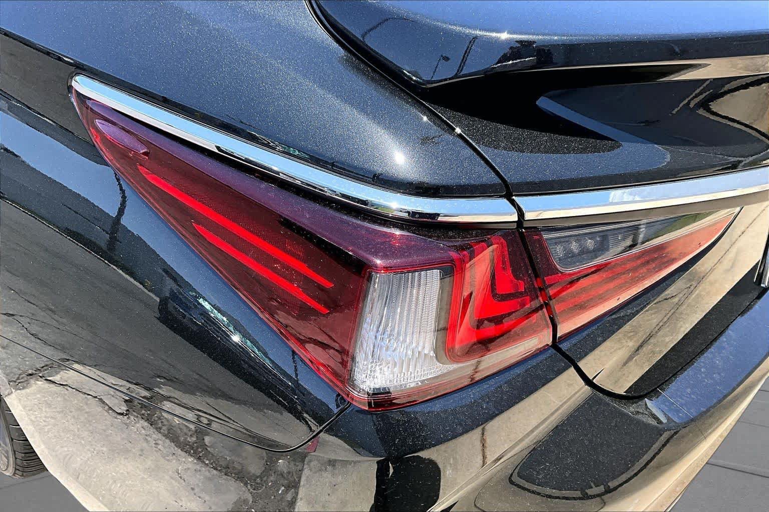 Used 2025 Lexus ES 300h w/ Premium Package FWD image 28