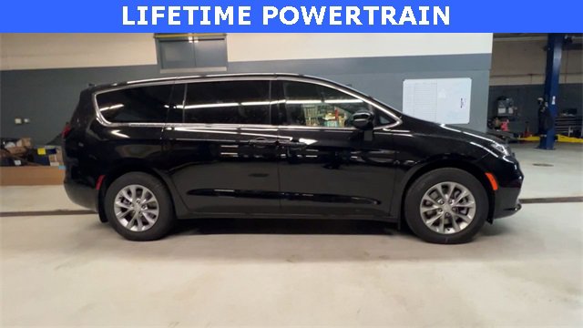 New 2026 Chrysler Pacifica Select image 9