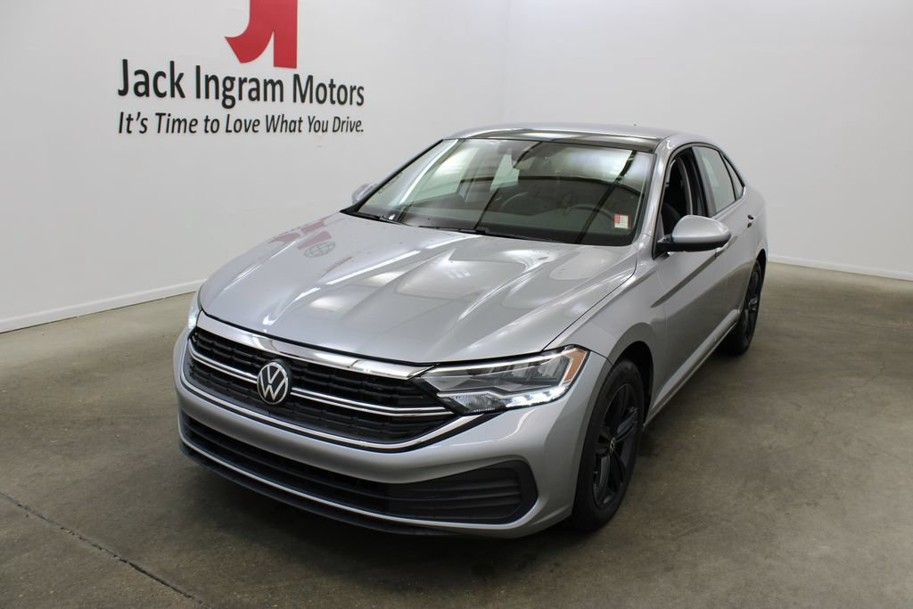 Used 2024 Volkswagen Jetta SE FWD image 2