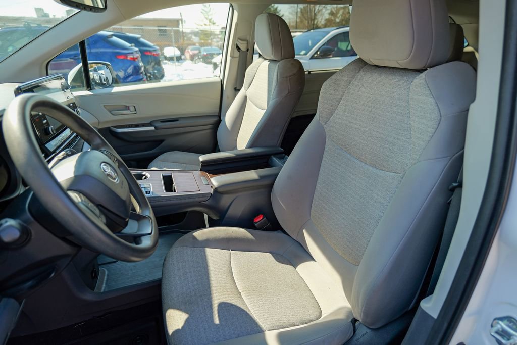 Used 2022 Toyota Sienna LE w/ LE Plus Package image 21
