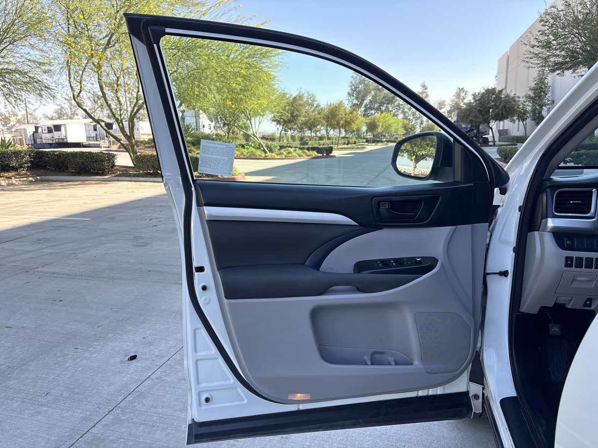 Used 2018 Toyota Highlander LE image 22