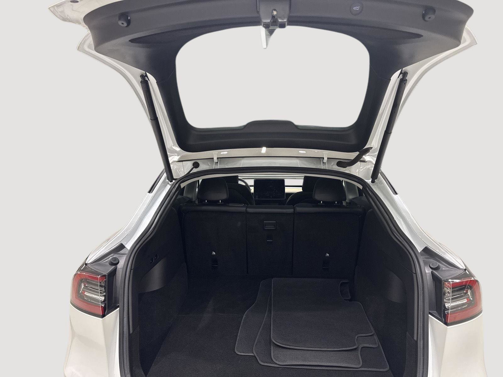 Used 2022 Tesla Model Y Long Range image 13