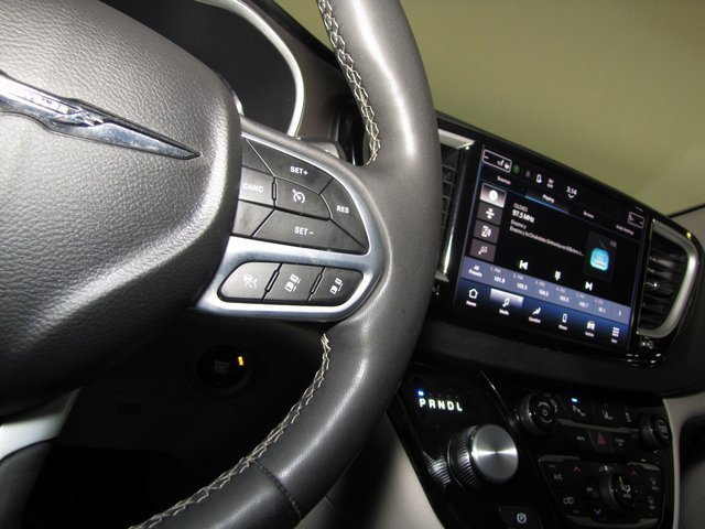 Used 2023 Chrysler Pacifica Touring-L image 6