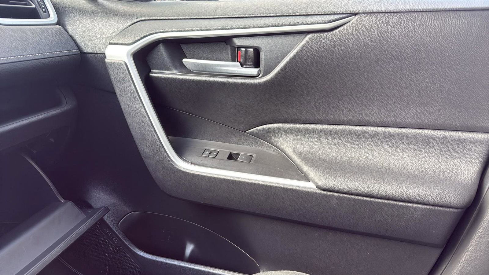 Used 2025 Toyota RAV4 XLE w/ Convenience Package FWD image 24