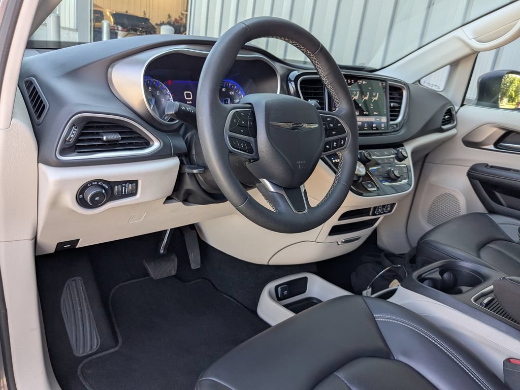 Used 2024 Chrysler Pacifica Touring-L FWD image 10