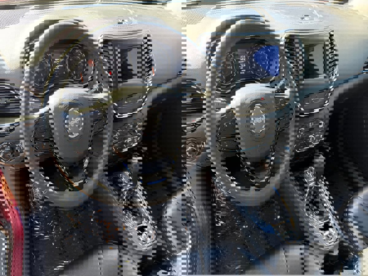 Used 2020 Jeep Cherokee Latitude Plus image 12