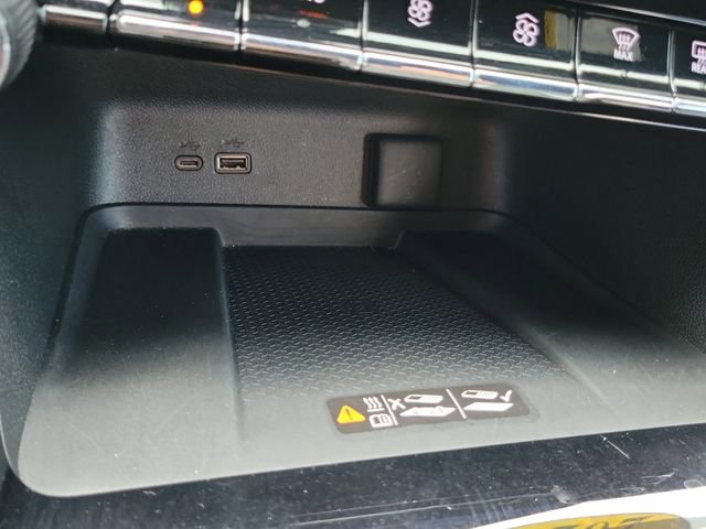 Used 2025 Chevrolet Traverse RS FWD image 44