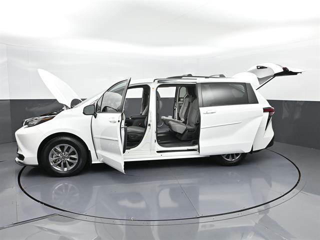 Certified 2022 Toyota Sienna LE FWD image 51