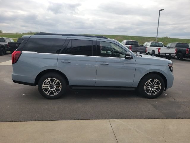 Used 2025 Ford Expedition Active AWD/4WD image 6
