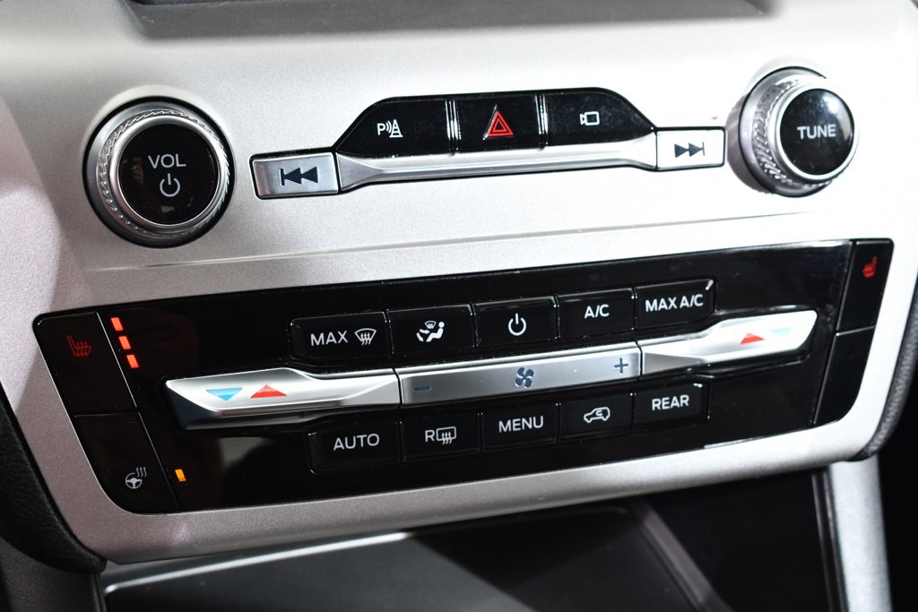 Used 2022 Ford Explorer XLT w/ Equipment Group 202A image 30