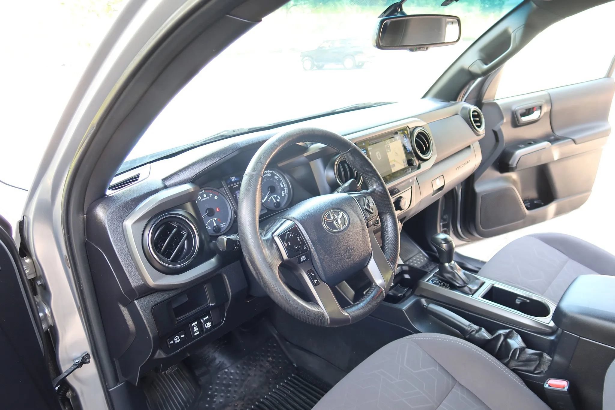 Used 2017 Toyota Tacoma TRD Off-Road w/ Tow Package AWD/4WD image 13