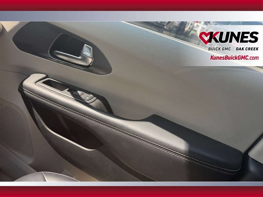 Used 2023 Chrysler Pacifica Touring-L FWD image 36