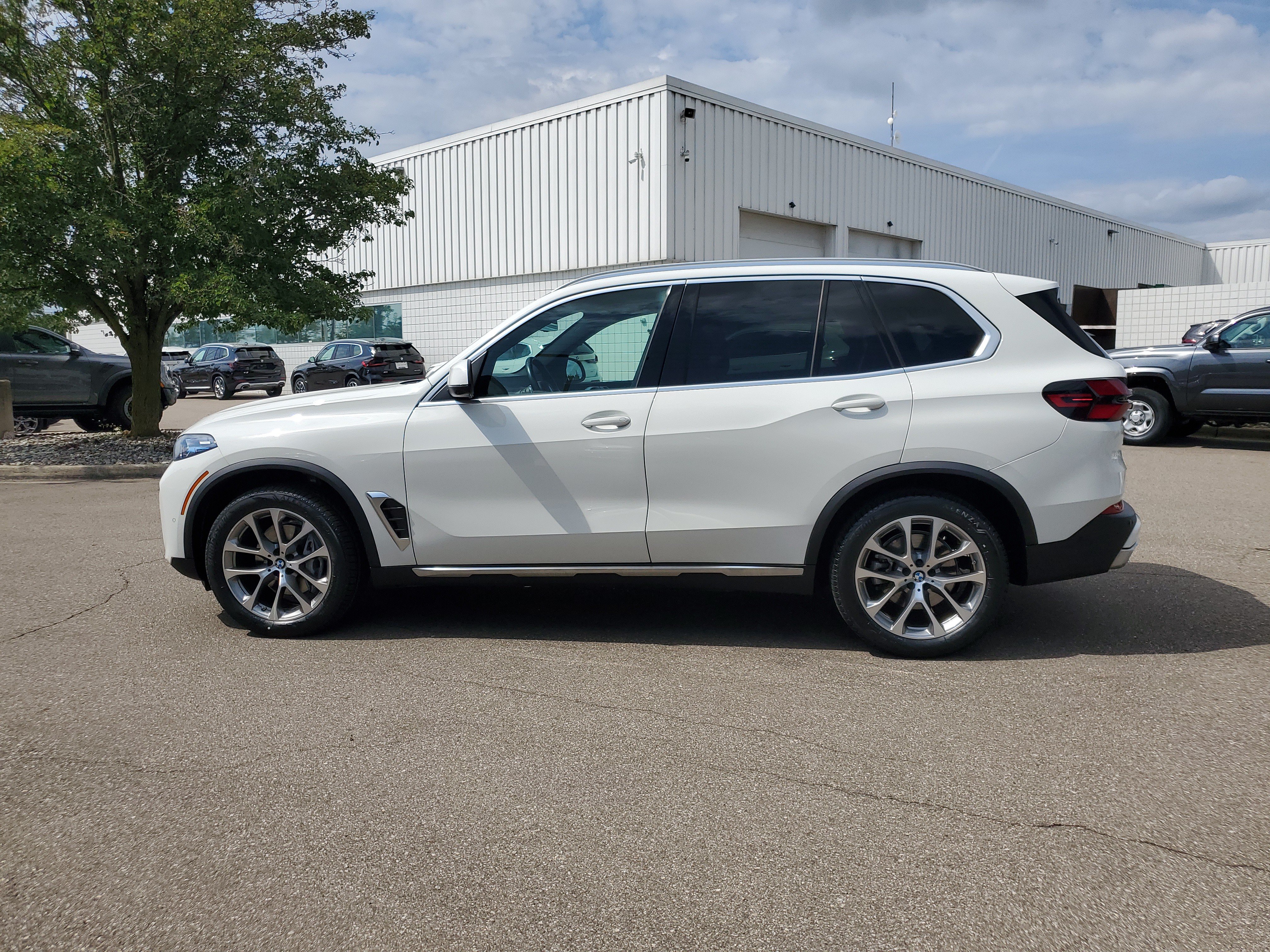 Certified 2025 BMW X5 xDrive40i w/ Premium Package AWD/4WD image 2