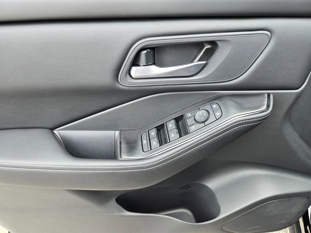 New 2026 Nissan Rogue SV FWD image 9
