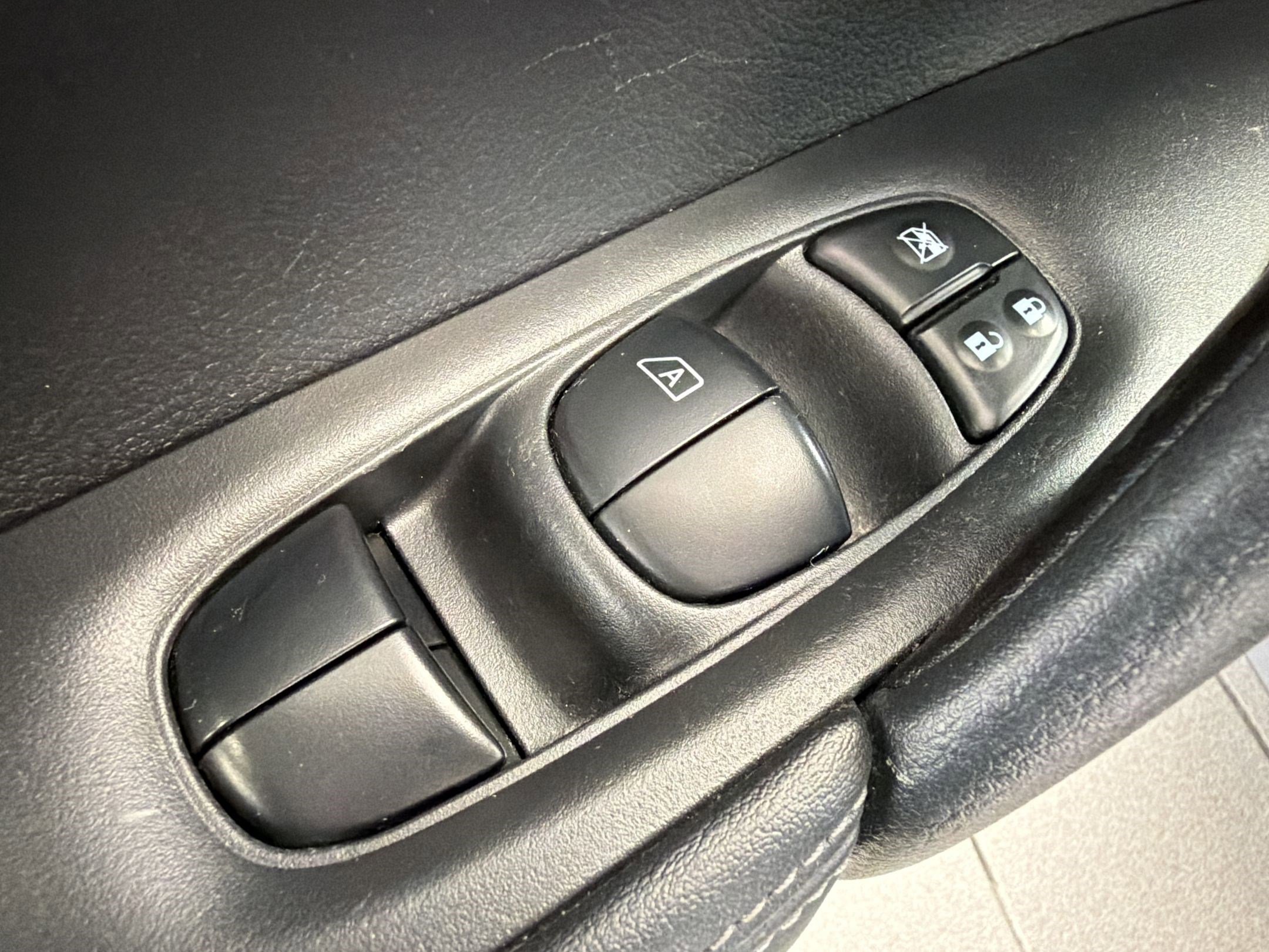 Used 2018 Nissan Rogue SV w/ Premium Package AWD/4WD image 13