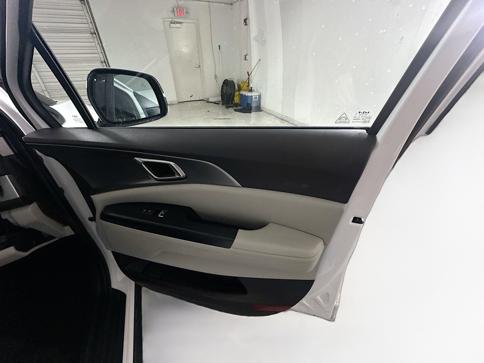 Used 2024 Kia Carnival LX image 32