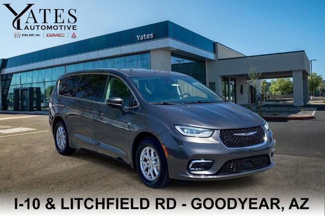 Used 2023 Chrysler Pacifica Touring-L FWD image 1