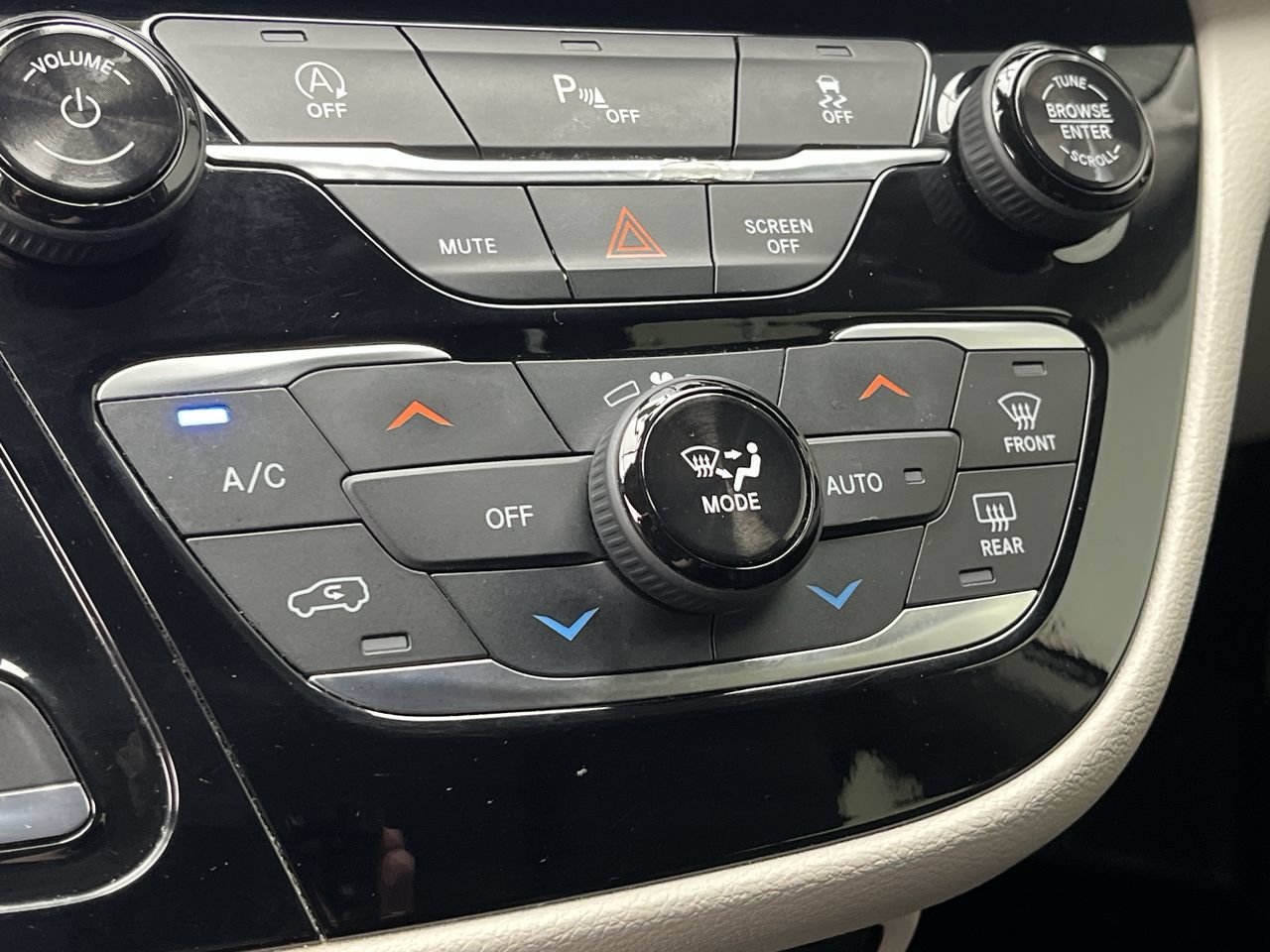 Used 2019 Chrysler Pacifica Touring-L FWD image 22