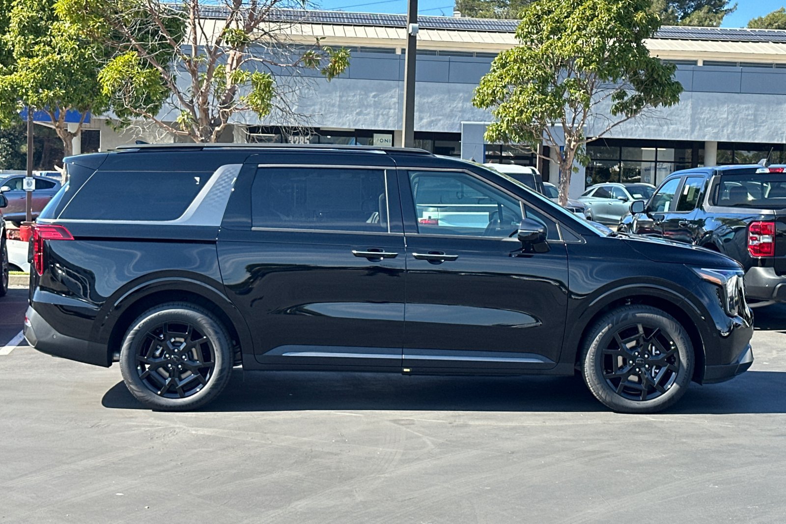New 2027 Kia Carnival SX FWD image 3