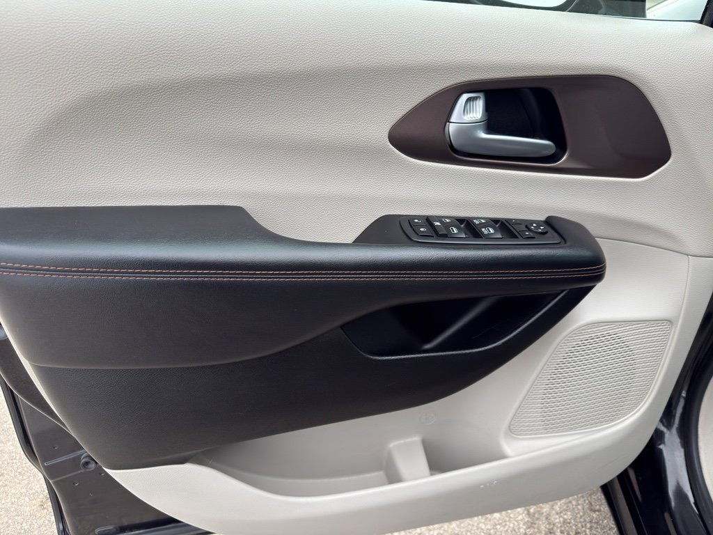 Used 2018 Chrysler Pacifica Touring-L image 12