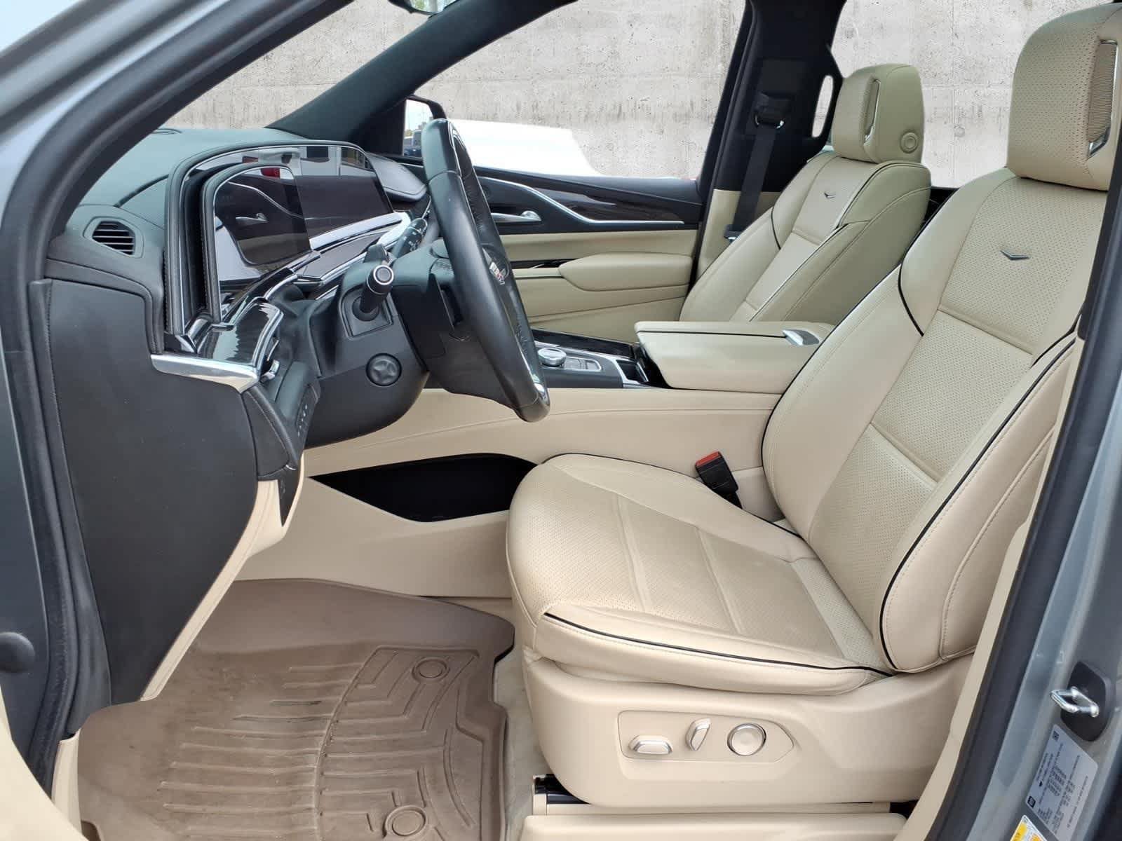 Used 2023 Cadillac Escalade Premium Luxury AWD/4WD image 4