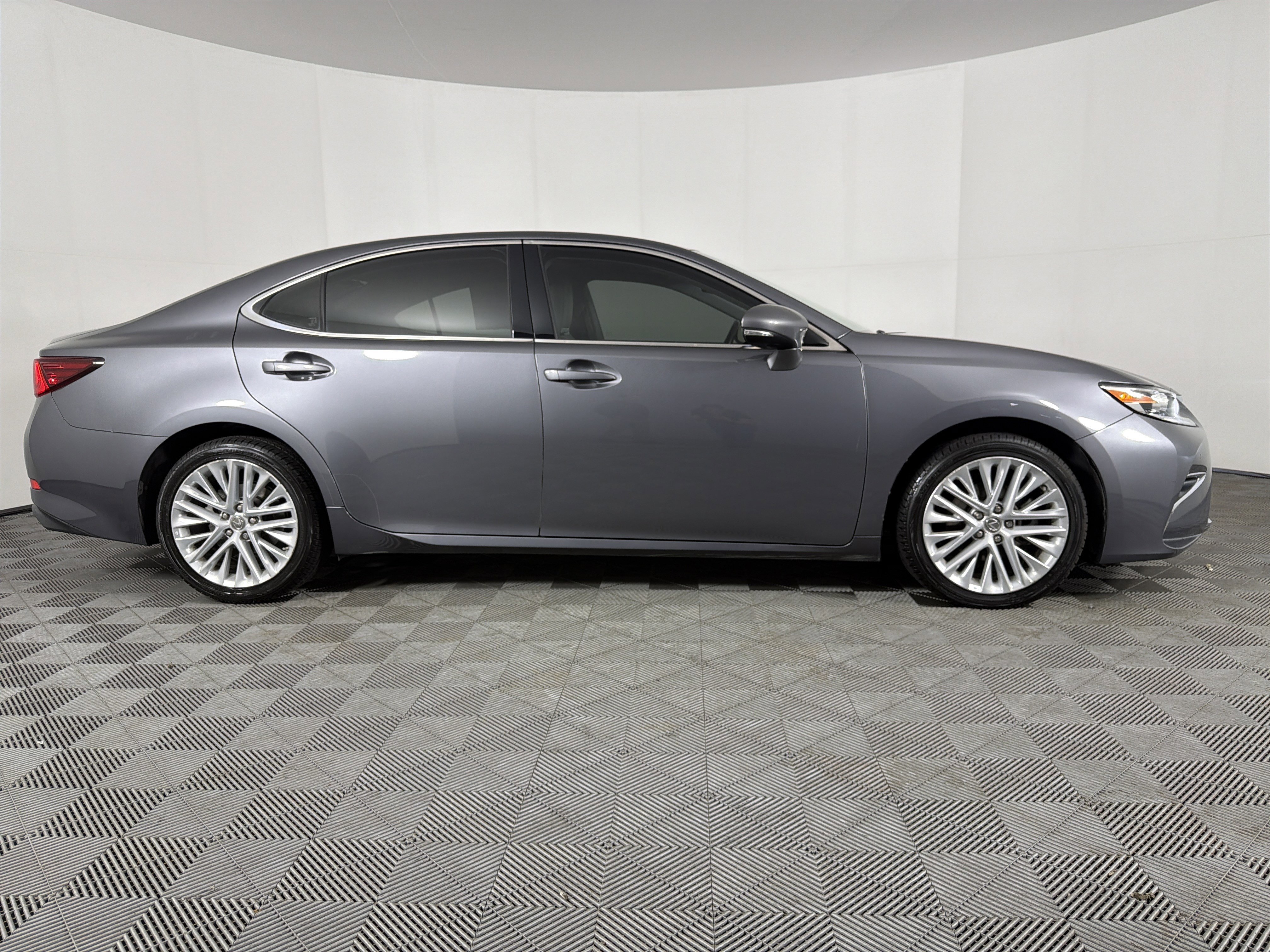 Used 2018 Lexus ES 350 w/ Luxury Package w/Wood Trim image 29