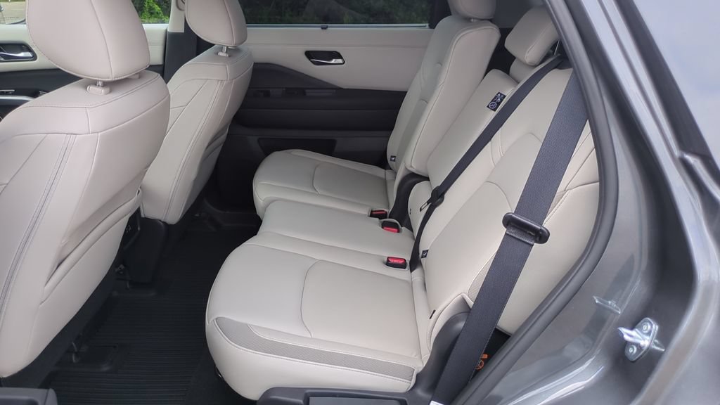 Used 2025 Nissan Pathfinder SL w/ Cargo Package AWD/4WD image 14