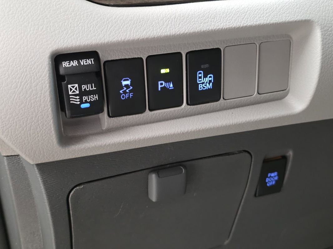 Used 2017 Toyota Sienna XLE Premium image 33