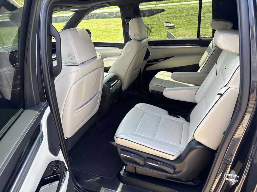 Used 2025 Cadillac Escalade ESV Sport w/ Touring Package AWD/4WD image 10