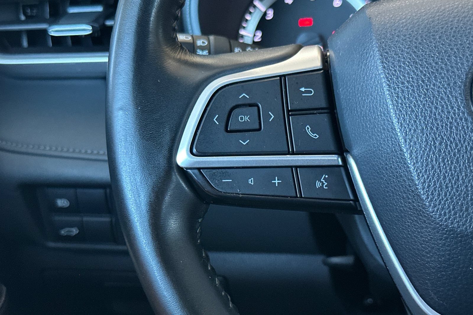 Used 2022 Toyota Highlander LE AWD/4WD image 27