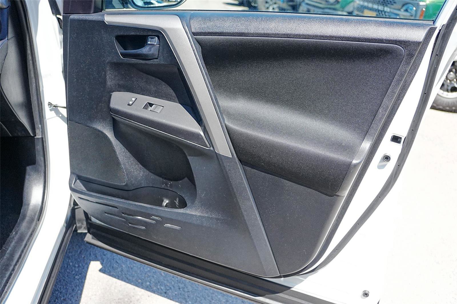 Used 2016 Toyota RAV4 LE image 29