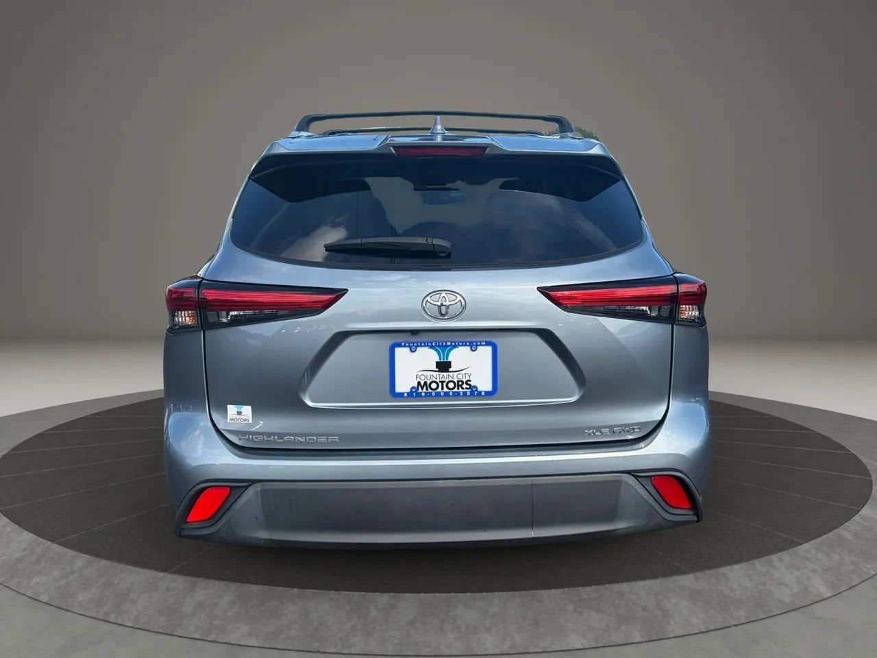 Used 2022 Toyota Highlander XLE AWD/4WD image 4