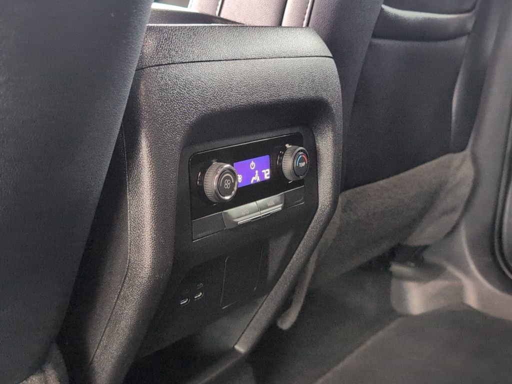 Used 2025 Chevrolet Traverse LT image 18