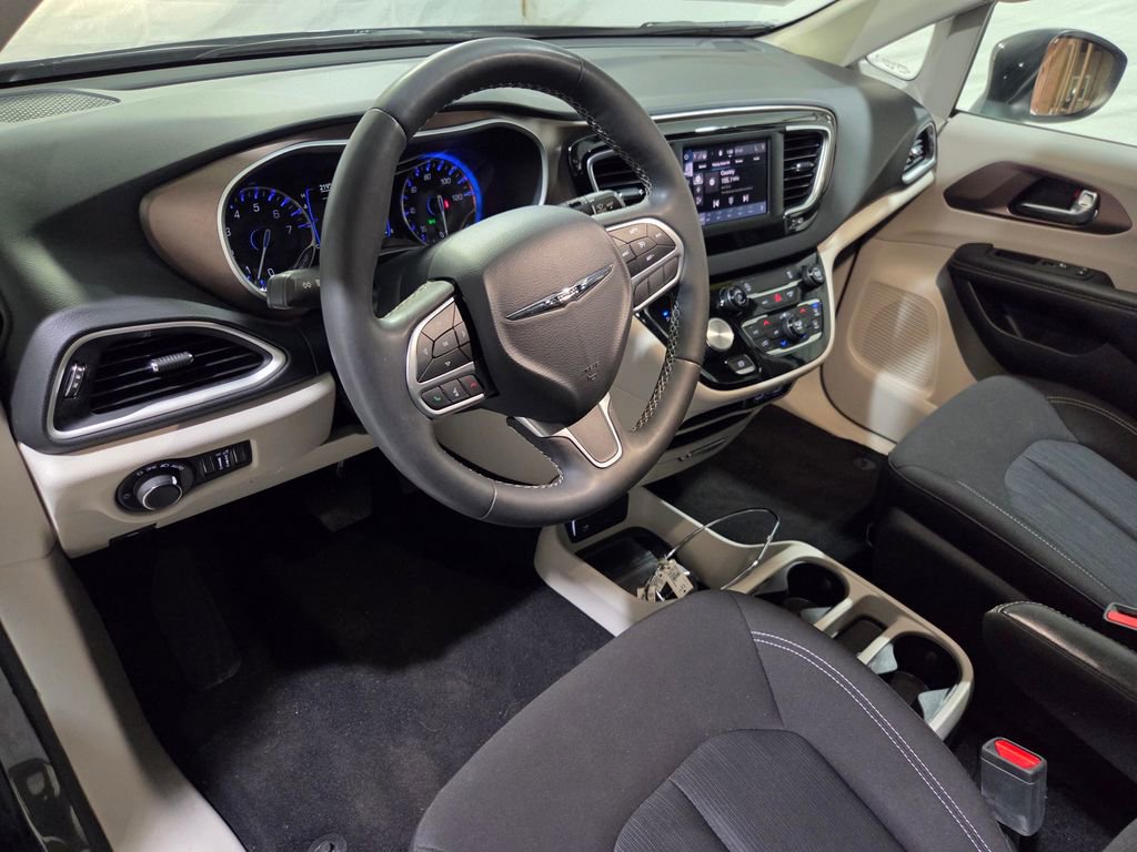 Used 2023 Chrysler Voyager LX FWD image 6