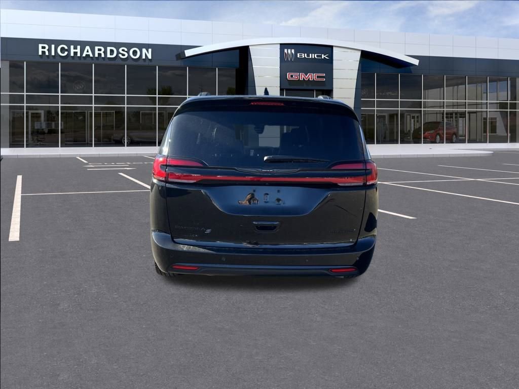 Used 2025 Chrysler Pacifica Limited image 6