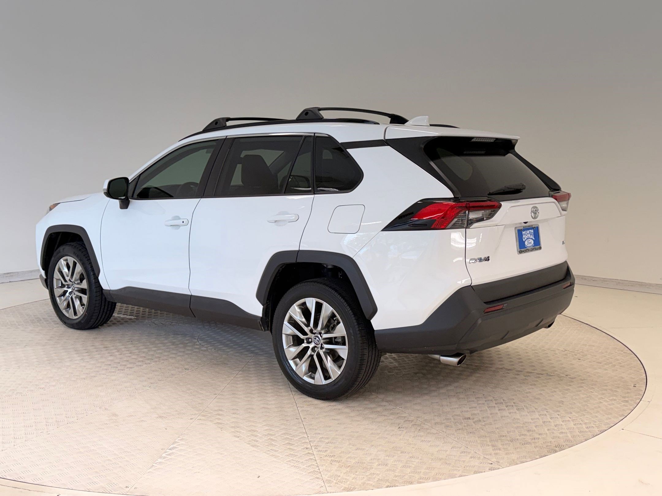 Used 2019 Toyota RAV4 XLE Premium image 3