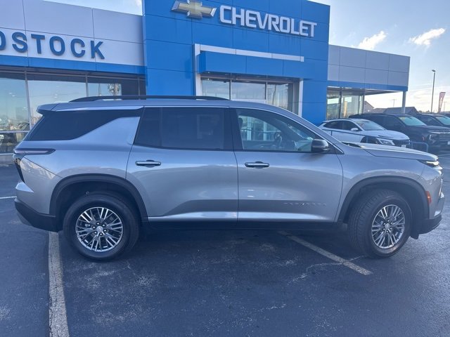 Used 2025 Chevrolet Traverse LT image 2