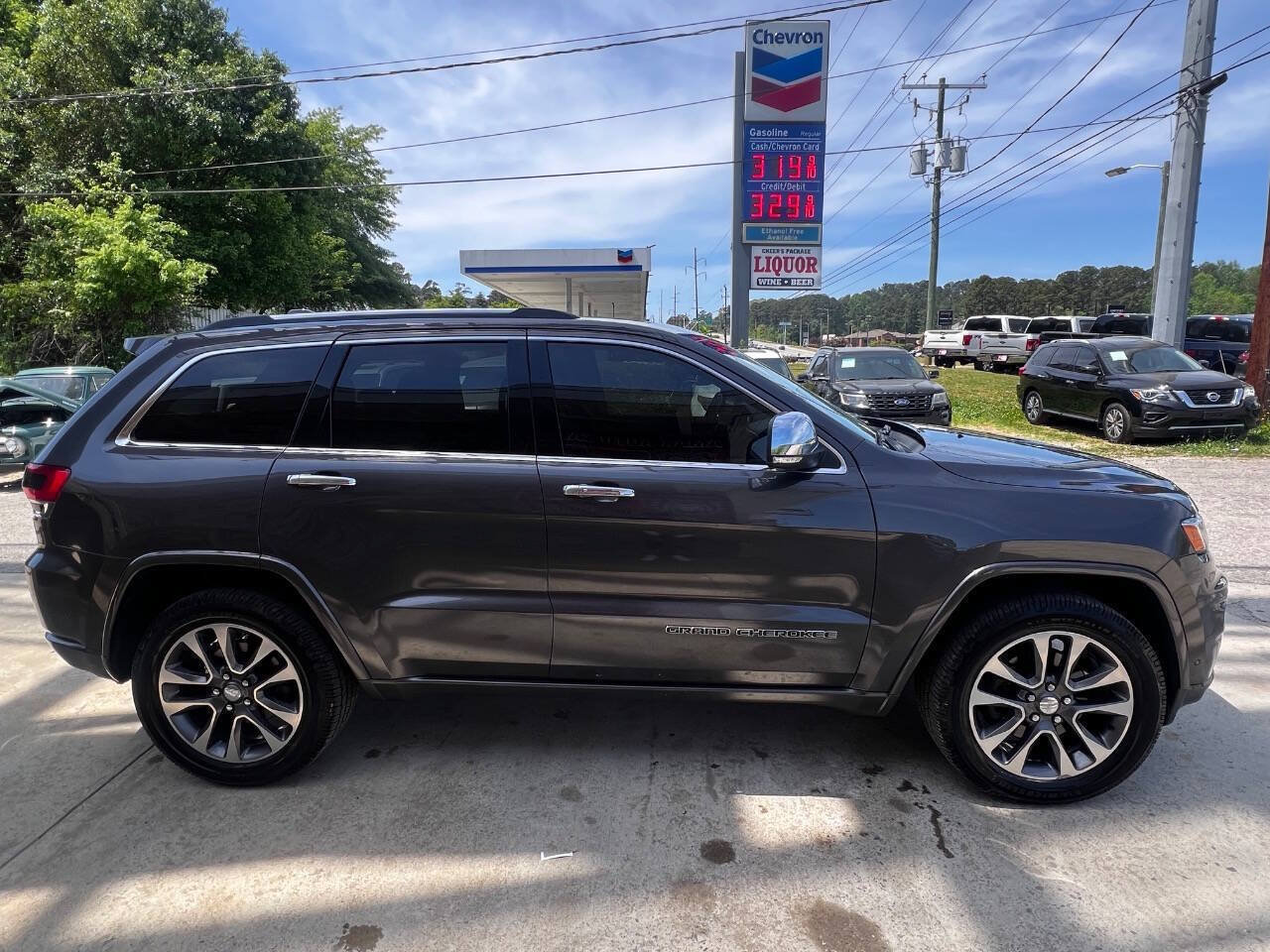 Used 2017 Jeep Grand Cherokee Overland w/ Jeep Active Safety Group AWD/4WD image 5