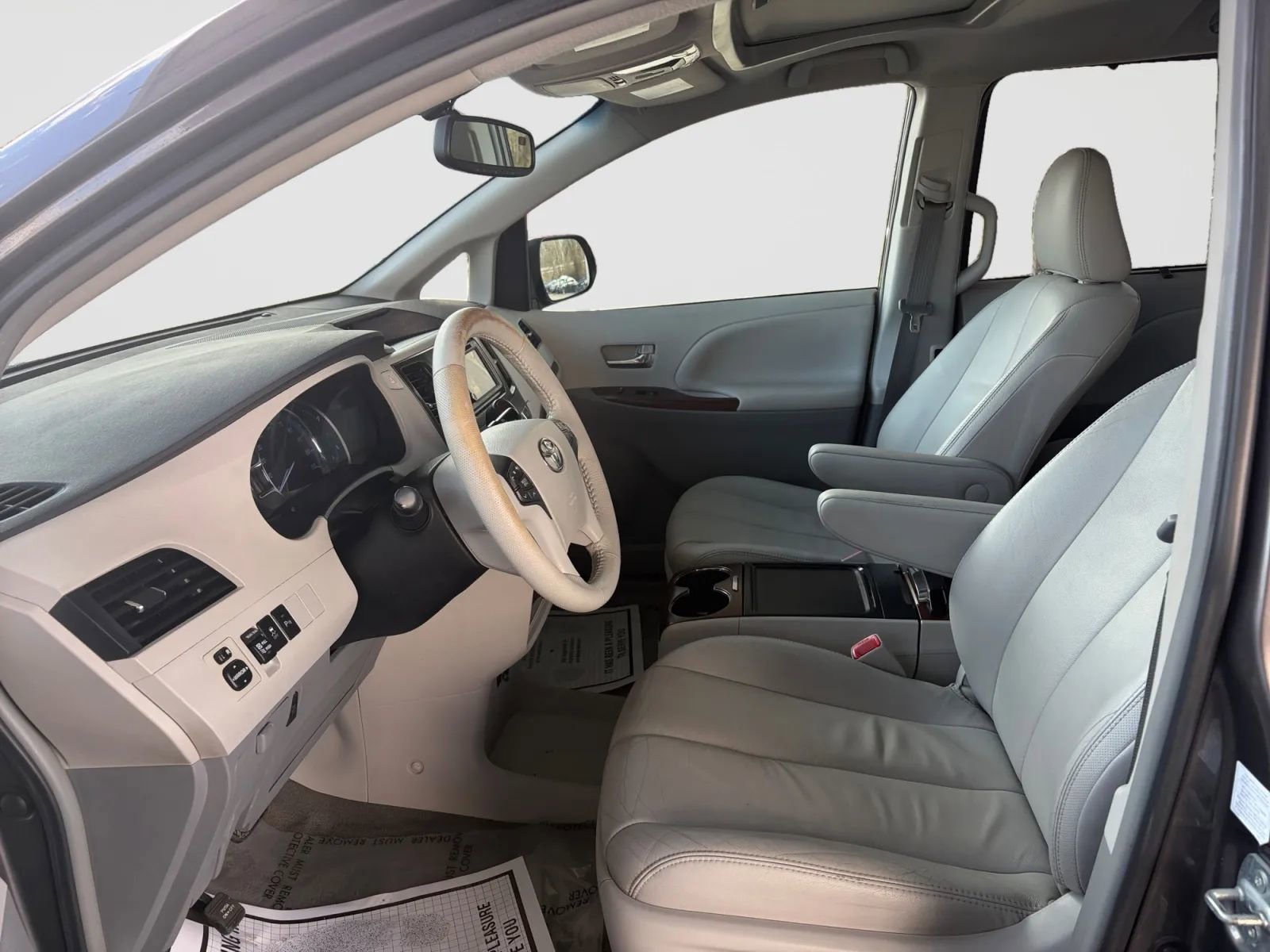 Used 2013 Toyota Sienna XLE image 10