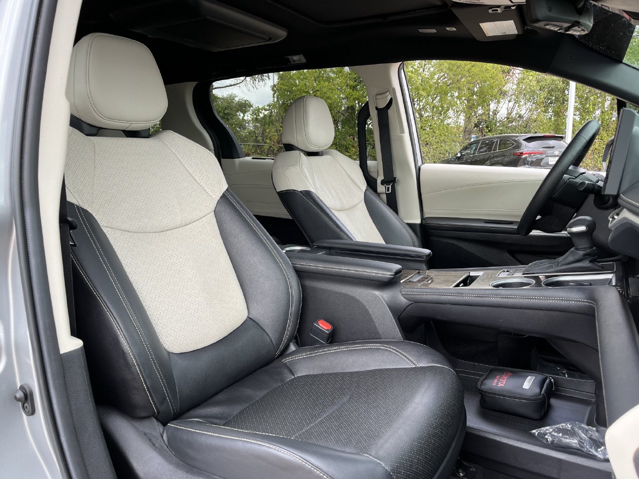 Used 2025 Toyota Sienna Platinum FWD image 25