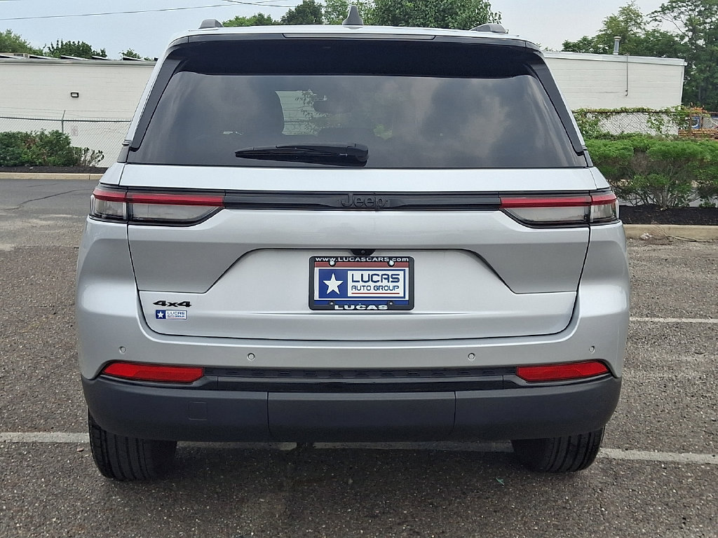Used 2024 Jeep Grand Cherokee Altitude AWD/4WD image 10