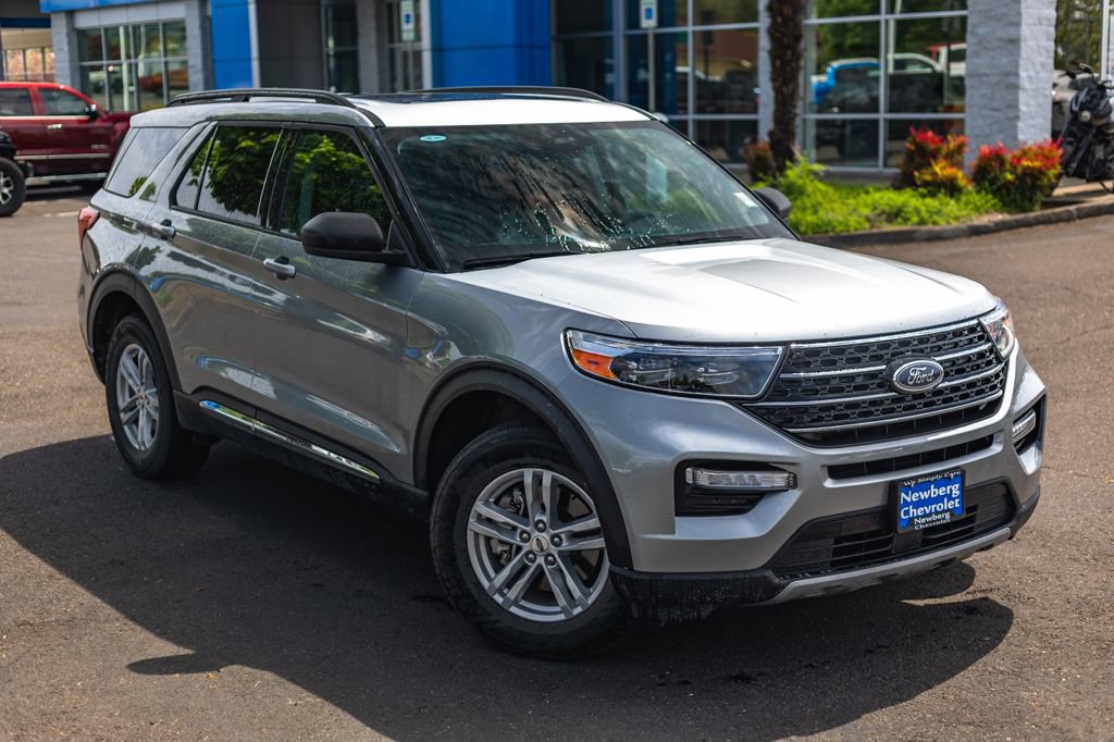 Used 2024 Ford Explorer XLT w/ Equipment Group 202A AWD/4WD image 2