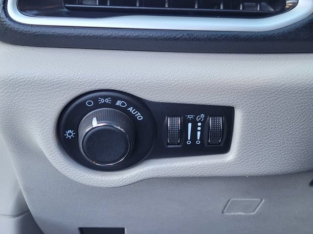 Certified 2023 Chrysler Voyager LX FWD image 13