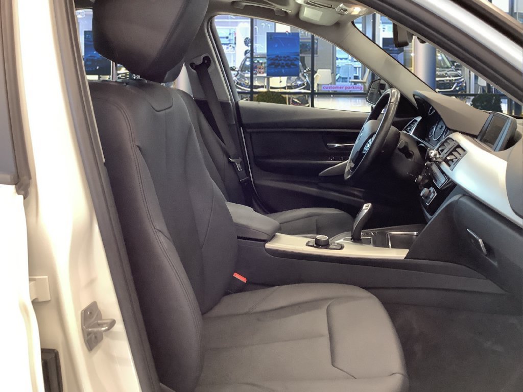 Used 2017 BMW 320i xDrive Sedan AWD/4WD image 13