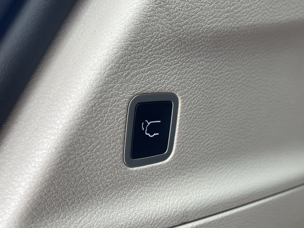 Used 2023 Chrysler Pacifica Limited FWD image 11